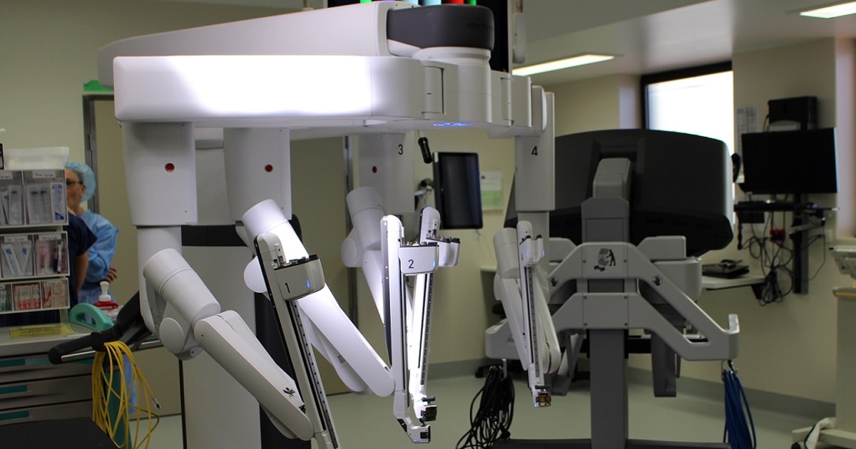 Dav Vinci robot The Da Vinci surgical robot in an operating theatre